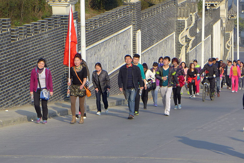 2015年3月8日寶業(yè)集團(tuán)開展“香溪洞-吉河徒步踏青活動(dòng)”慶祝三八節(jié)！